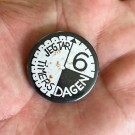 Original Jeg tar 6-timersdagen-button (ca. 1995?) thumbnail
