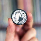 Original Jeg tar 6-timersdagen-button (ca. 1995?) thumbnail